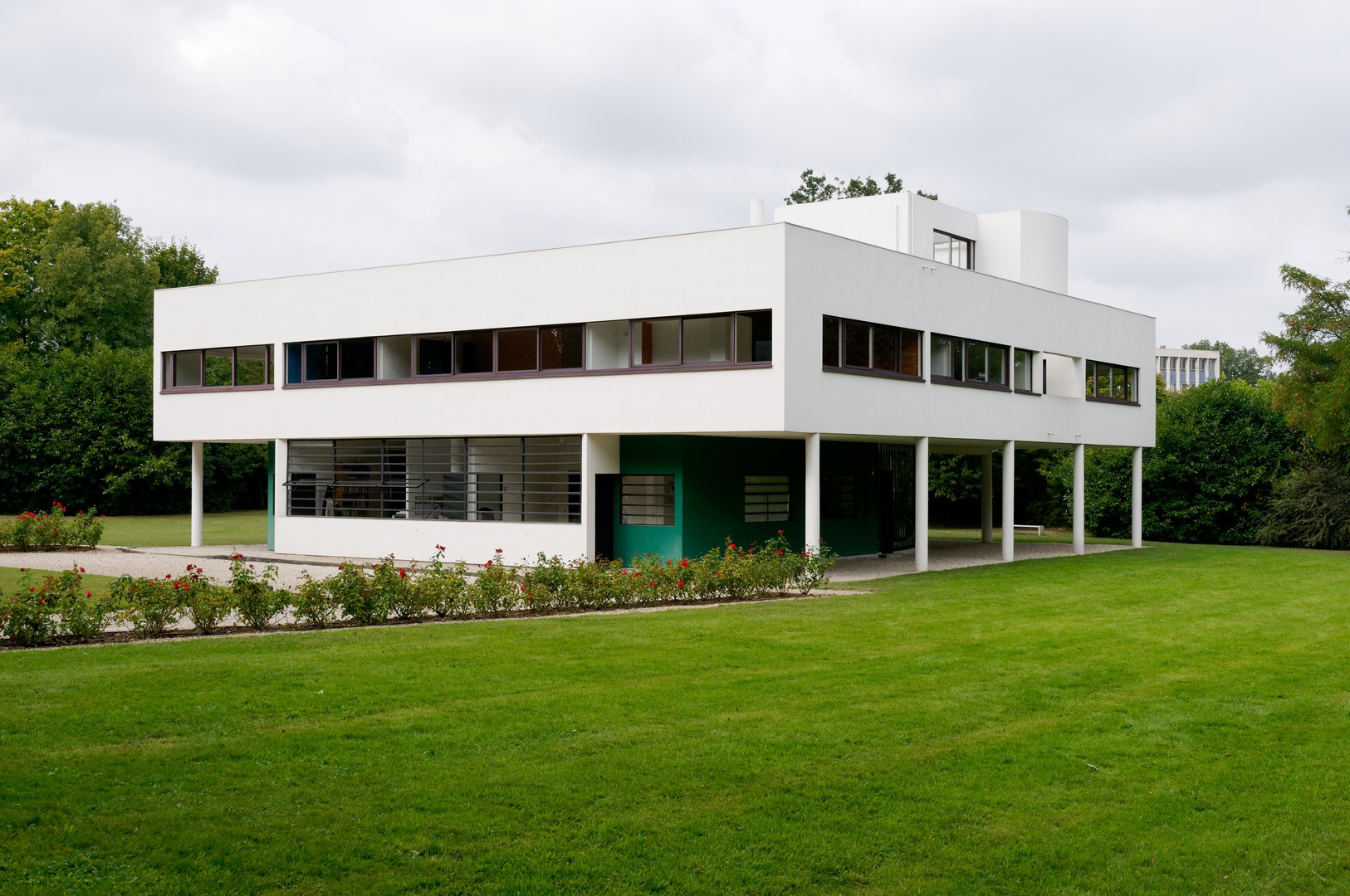 La villa Savoye à Poissy, construite par Le Corbusier en 1930 et aujourd’hui monument historique : une œuvre manifeste qui a beaucoup influencé l’architecture moderne