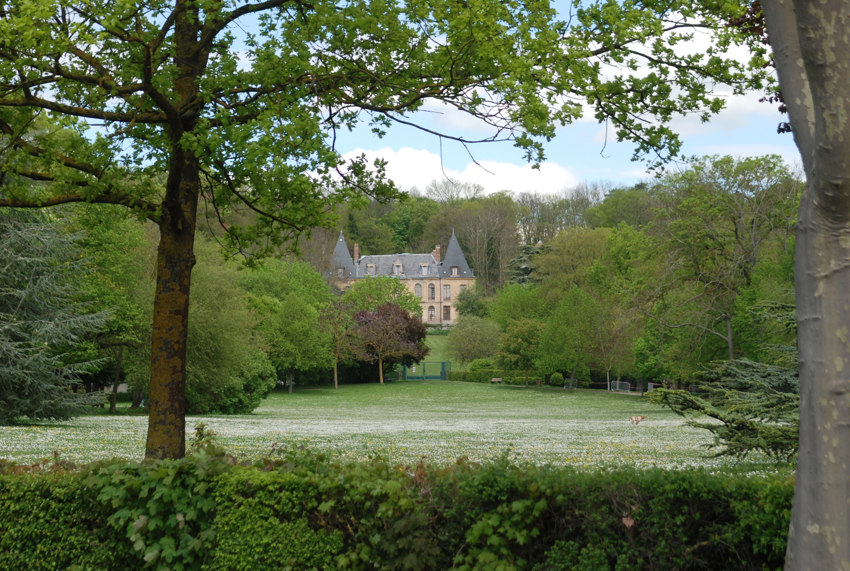 Un exemple parmi beaucoup de château et parc agrémentant les paysages du département : ici à Issou