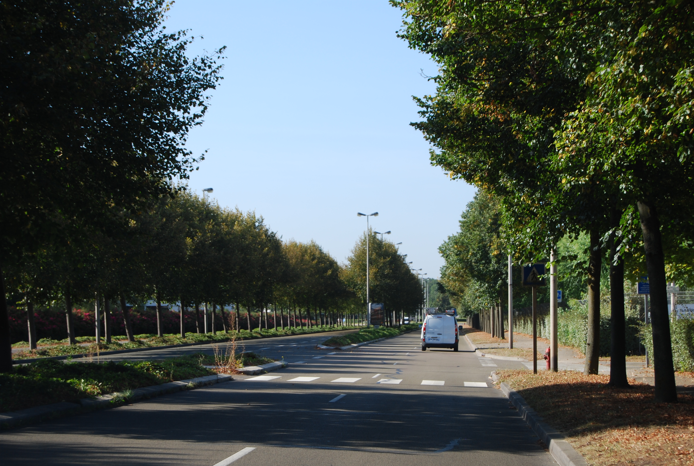De larges emprises routières « paysagées », caractéristiques de la ville nouvelle.Une image verte soignée, mais parfois au détriment de l’intensité de vie urbaine