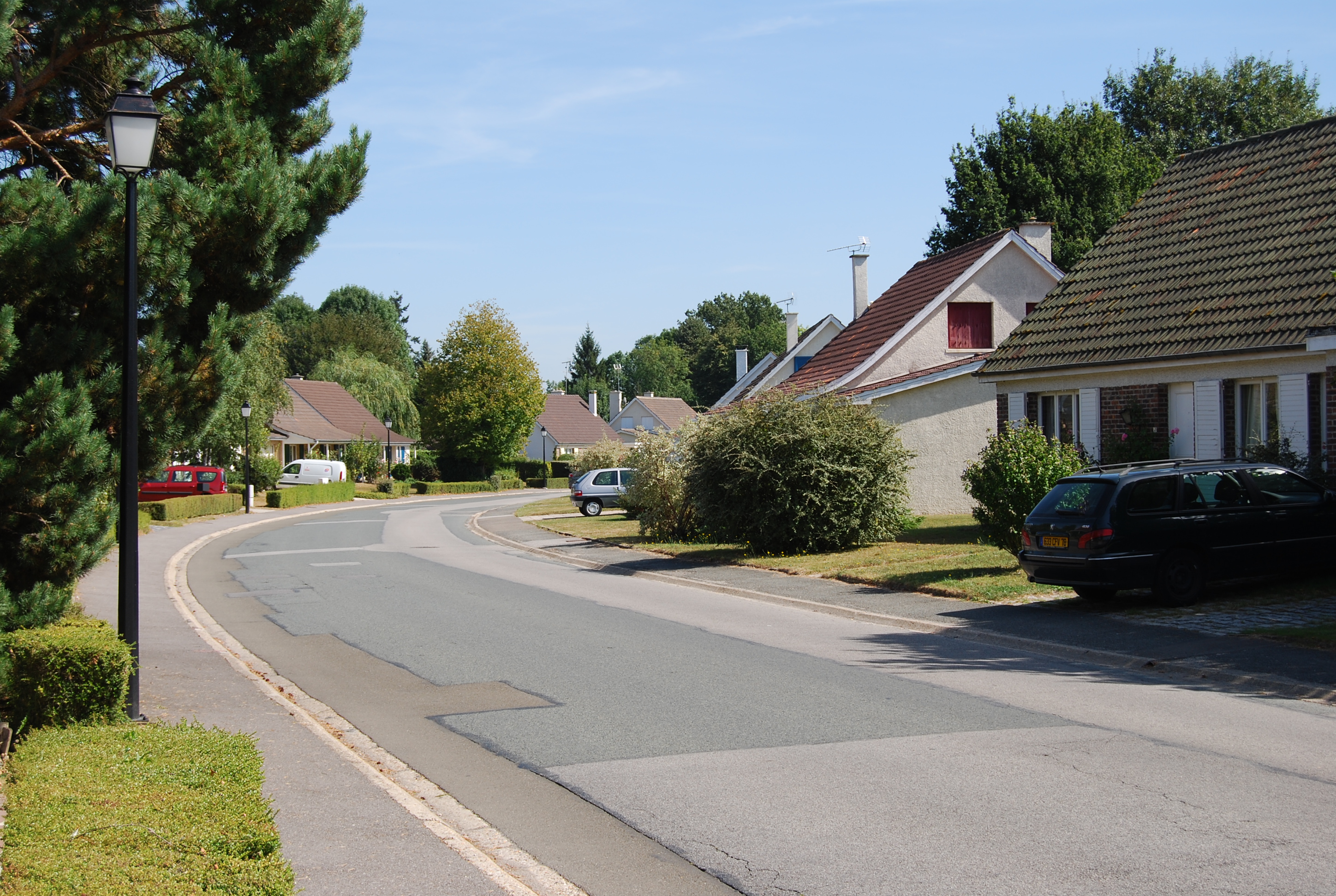 Lotissement paysager au Mesnil-Saint-Denis,une des ambiances résidentielles de Saint-Quentin-en-Yvelines