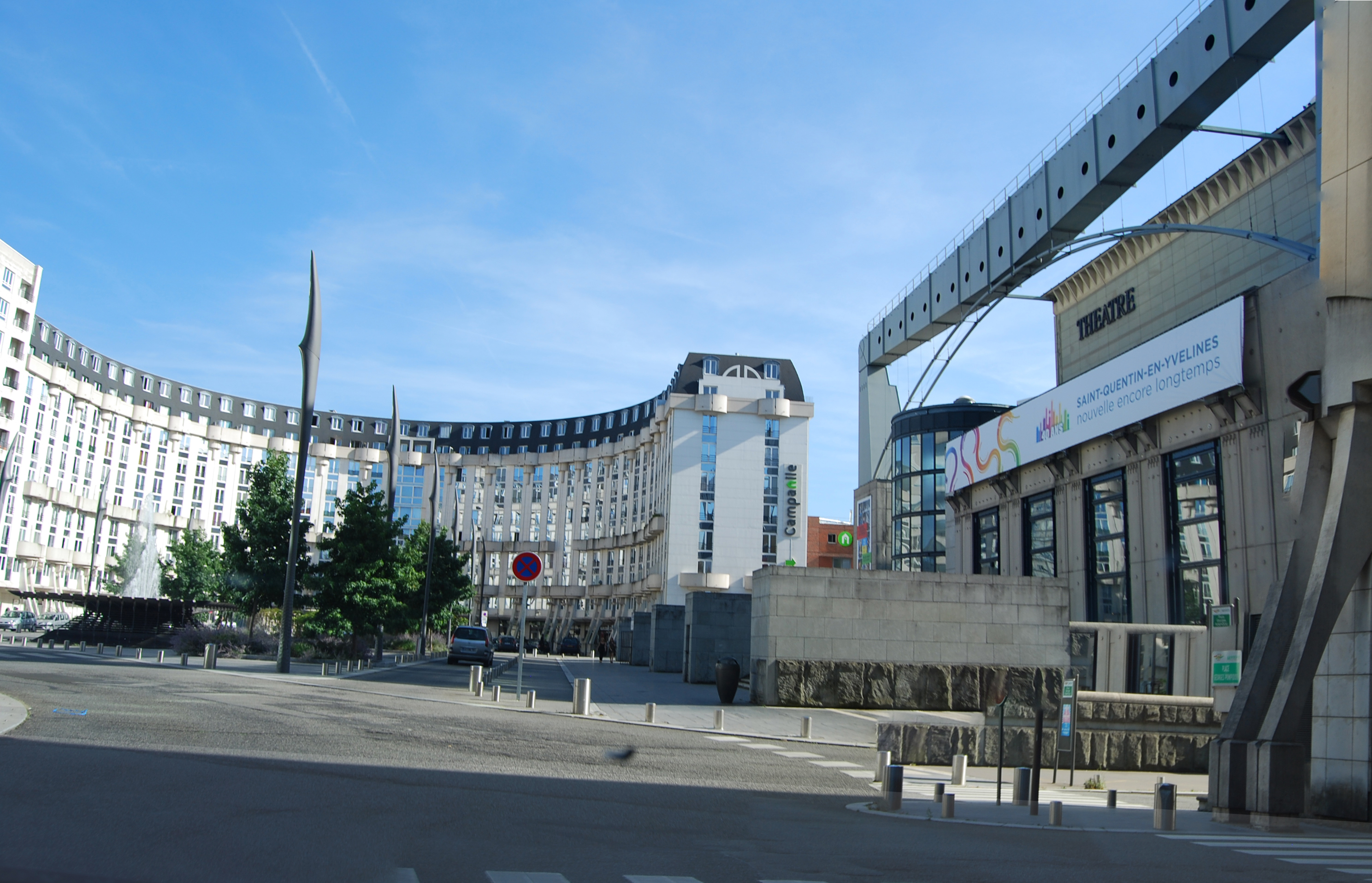 La place Georges Pompidou et son théâtre, au centre de Saint-Quentin-en-Yvelines, près de la gare du RER