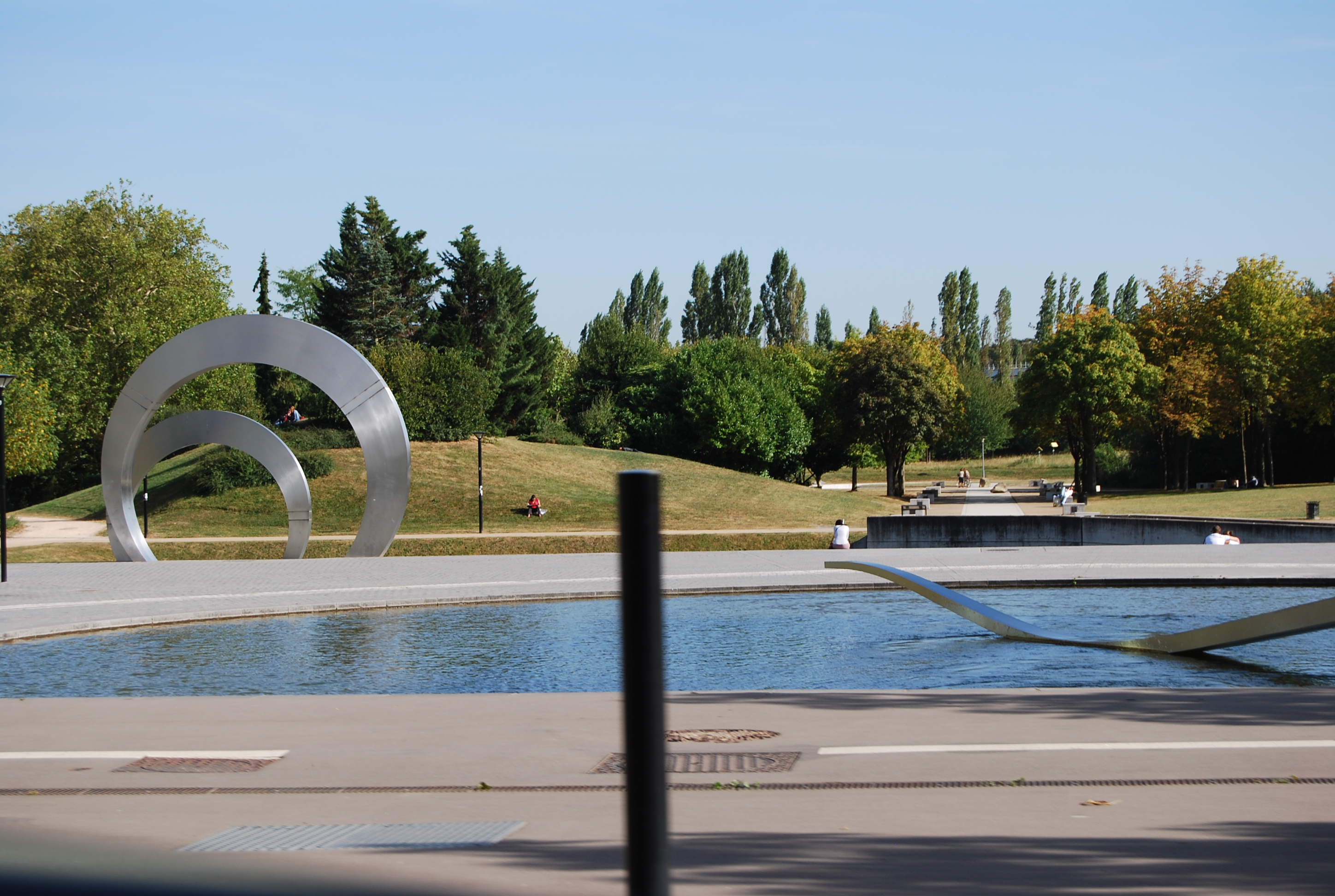 L’entrée du parc des sources de la Bièvre avec l’ensemble sculptural de l'artiste Marta Pan (Guyancourt)