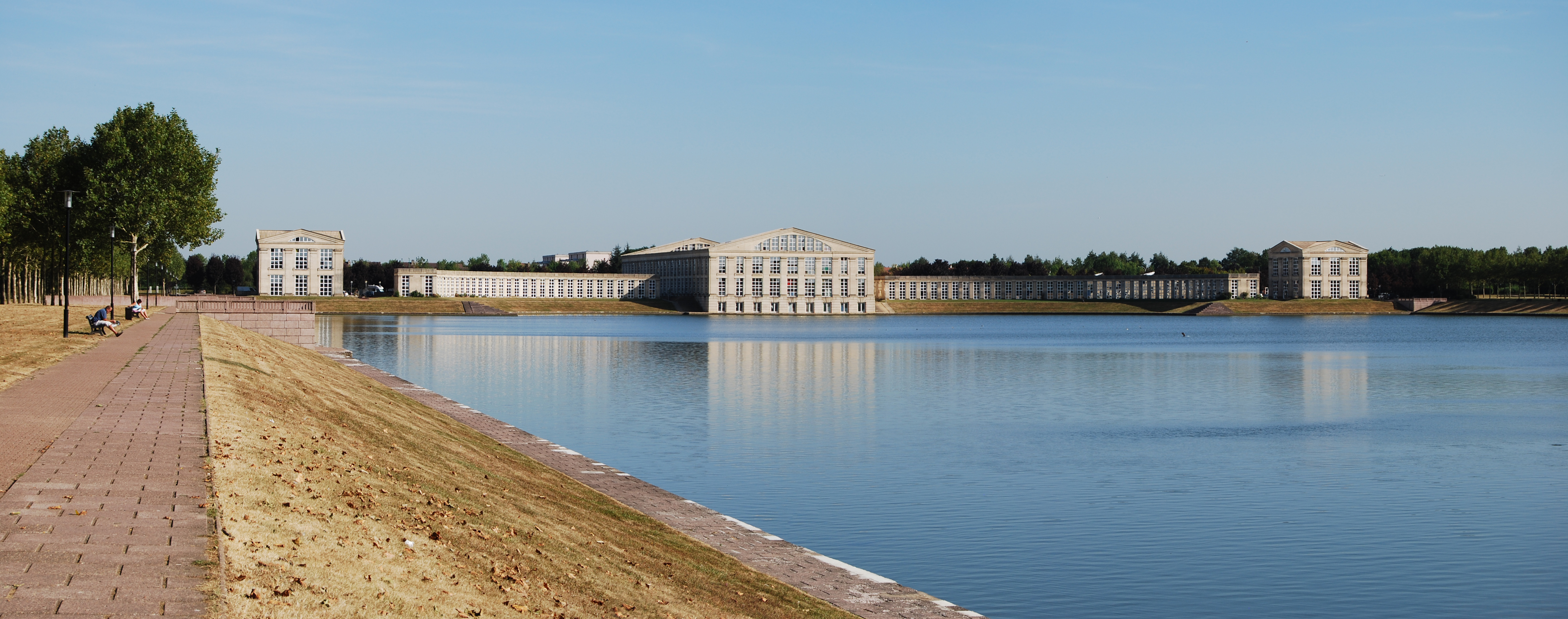Le quartier du Lac, conçu par l’architecte Ricardo Bofill dans les années 80. Une composition classique d’échelle ambitieuse, mais dont le surdimensionnement nuit quelque peu à l’intensité » urbaine de la ville et à son charme