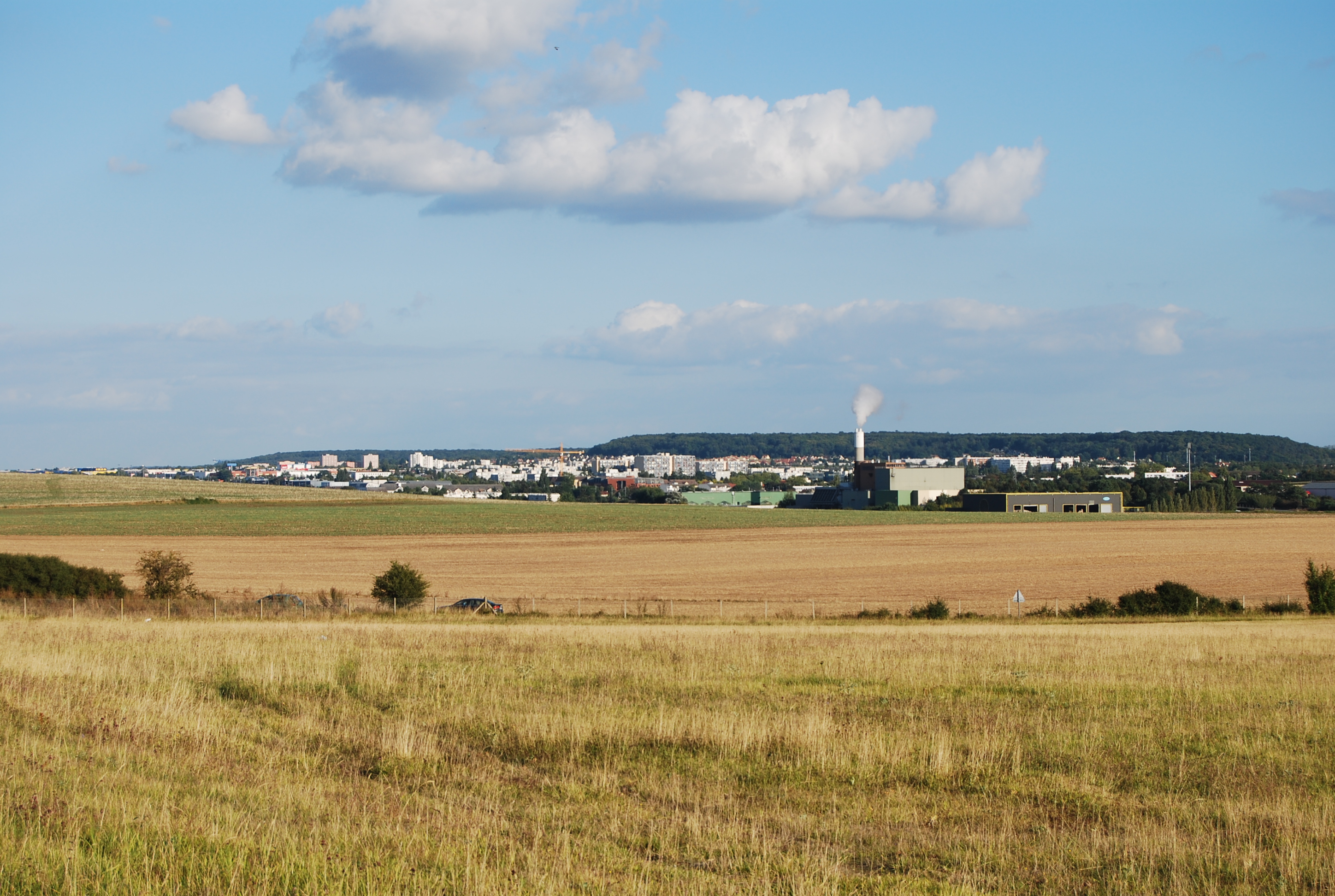 Une urbanisation de lisière, en marge de la plaine et en contrebas des rebords boisés des plateaux. Ici Plaisir et les Clayes-sous-Bois, en contrebas de la forêt domaniale de Bois-d’Arcy