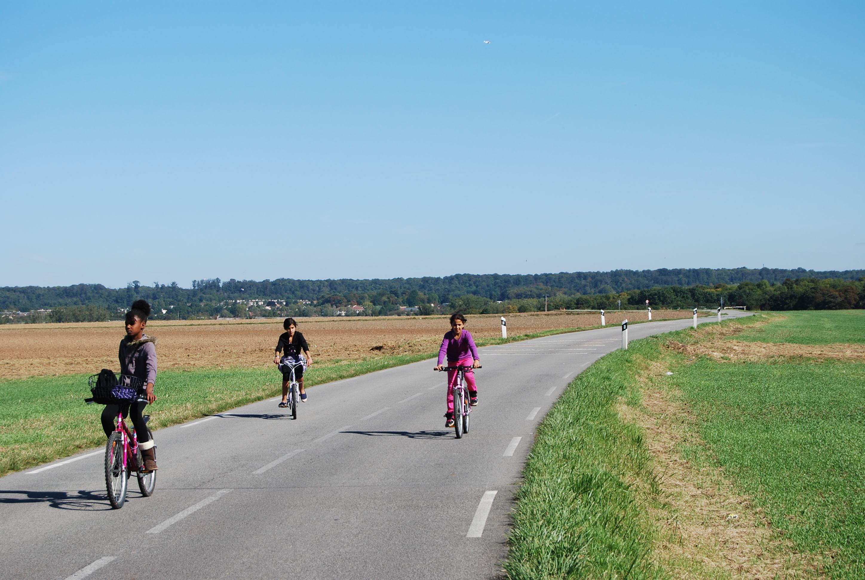 Des enfants à vélo sur la route fermée aux voitures pendant les week-ends, entre Fontenay-le-Fleury et Bailly