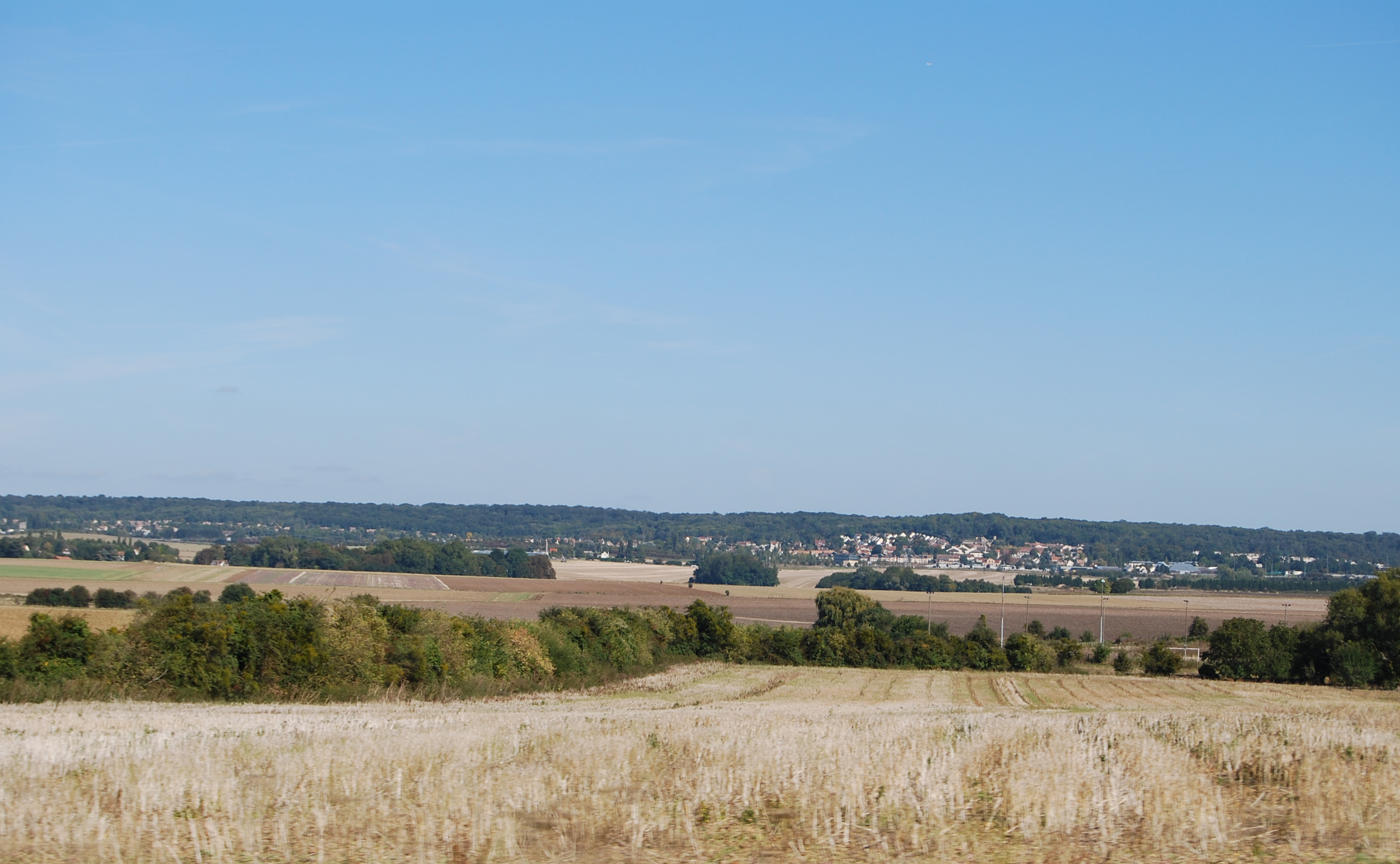La plaine de Versailles et son ourlet boisé. Ici vue depuis Fontenay-le-Fleury vers Bailly/Noisy-le-Roi, au pied de l’horizon boisé formé par la forêt de Marly
