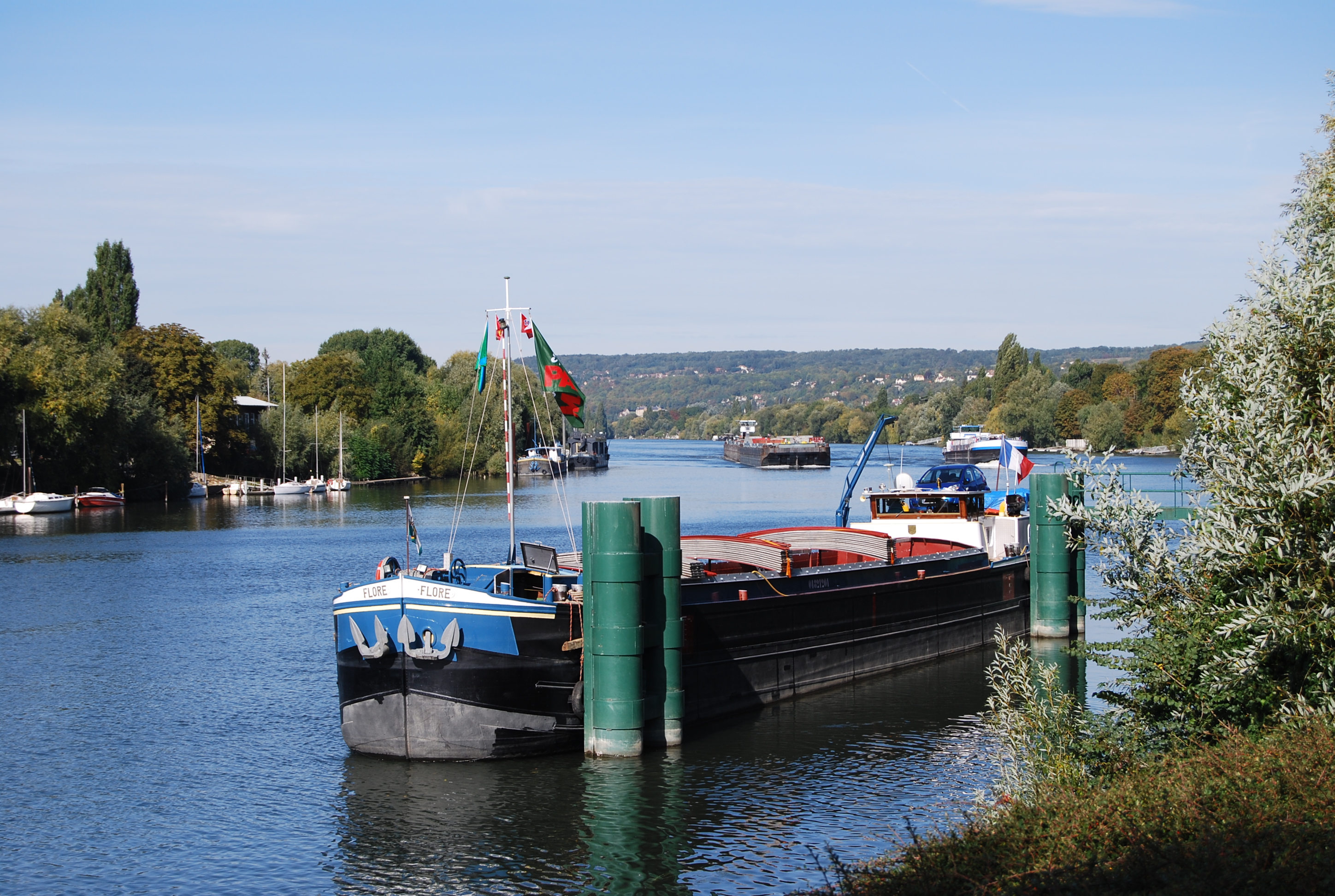 La Seine à Triel-sur-Seine : un paysage majestueux grâce à l’ampleur offerte par les coteaux, qui délimitent la vallée ; mais aussi un paysage d’aspect préservé grâce à l’écrin boisé qui accompagne l’eau