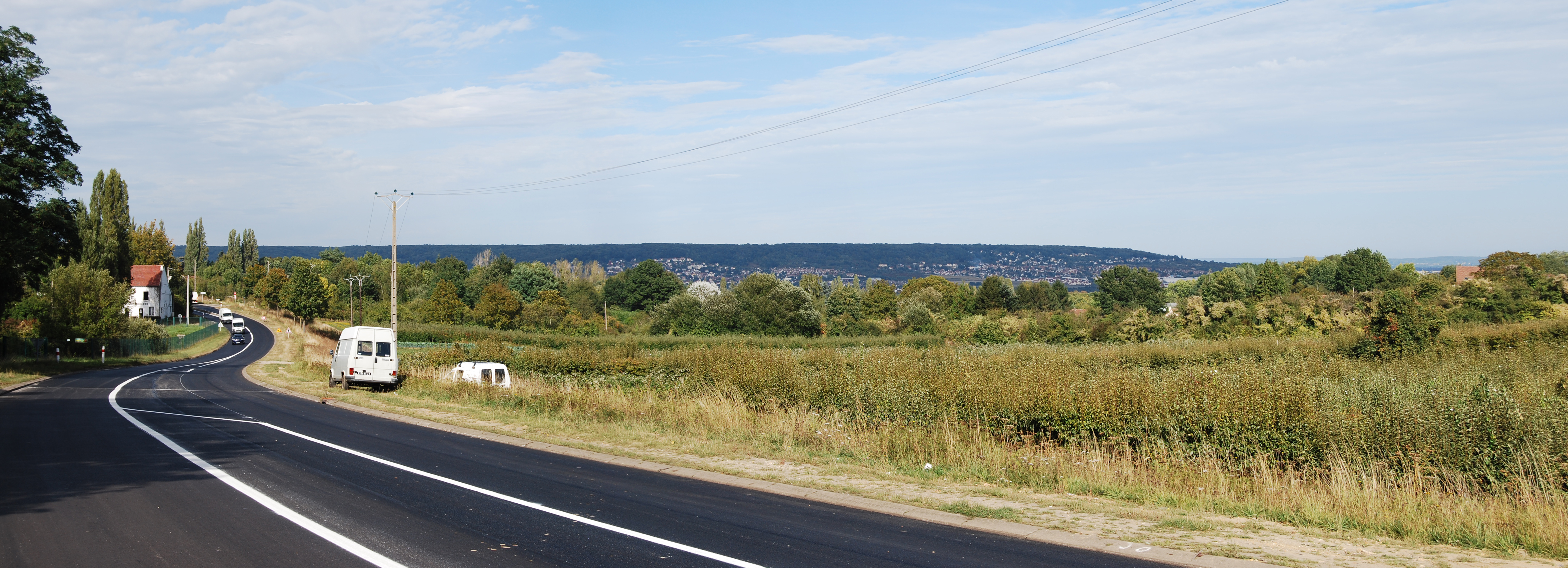 L’horizon sombre, boisé et tabulaire de la vallée de la Seine, formé par la butte de l’Hautil. Vue depuis la butte de Marsinval vers Verneuil-sur-Seine (RD 154)