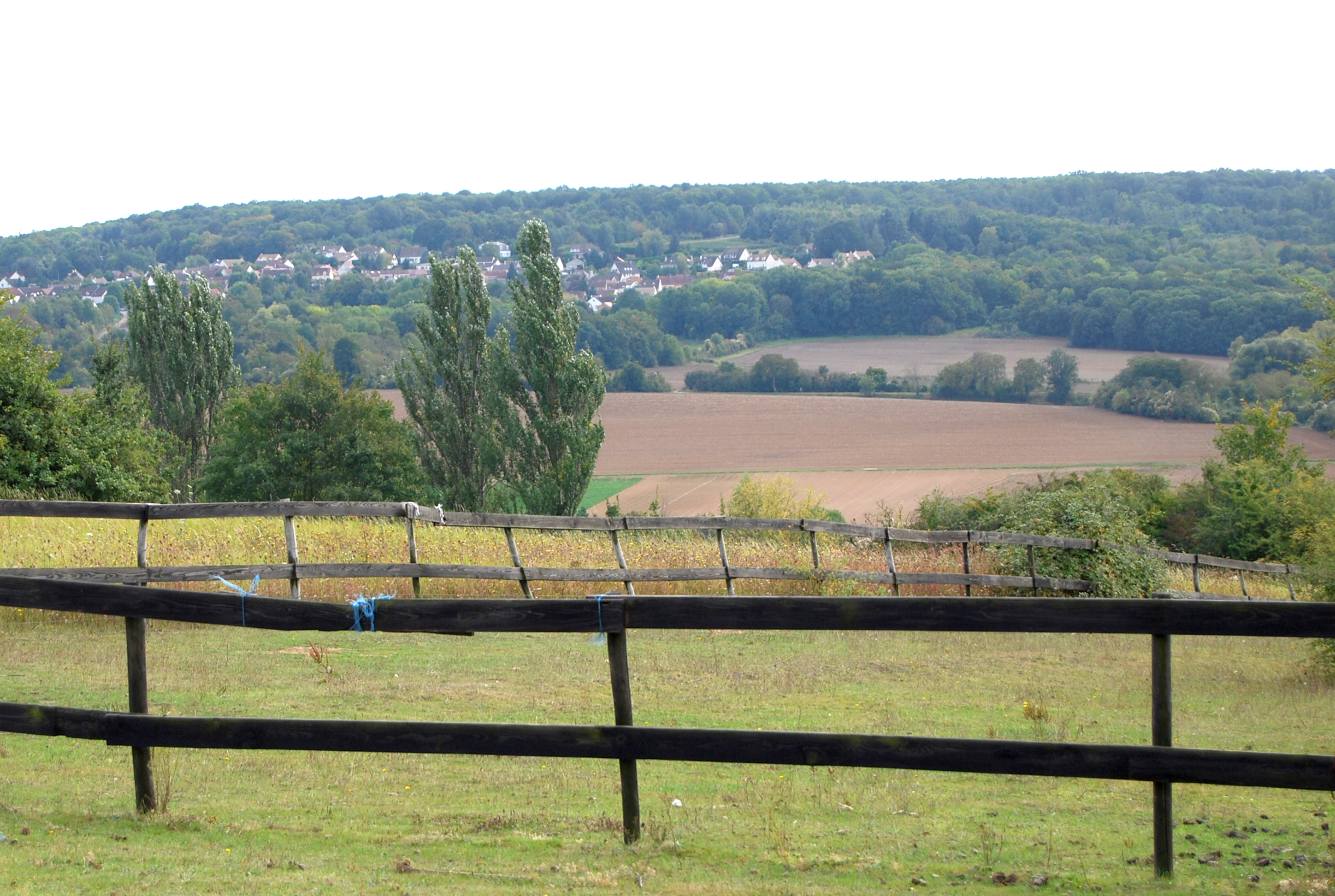 Morainvilliers, vu de Bures. Les villages se positionnent à la cote 125, qui correspond à la ligne des sources