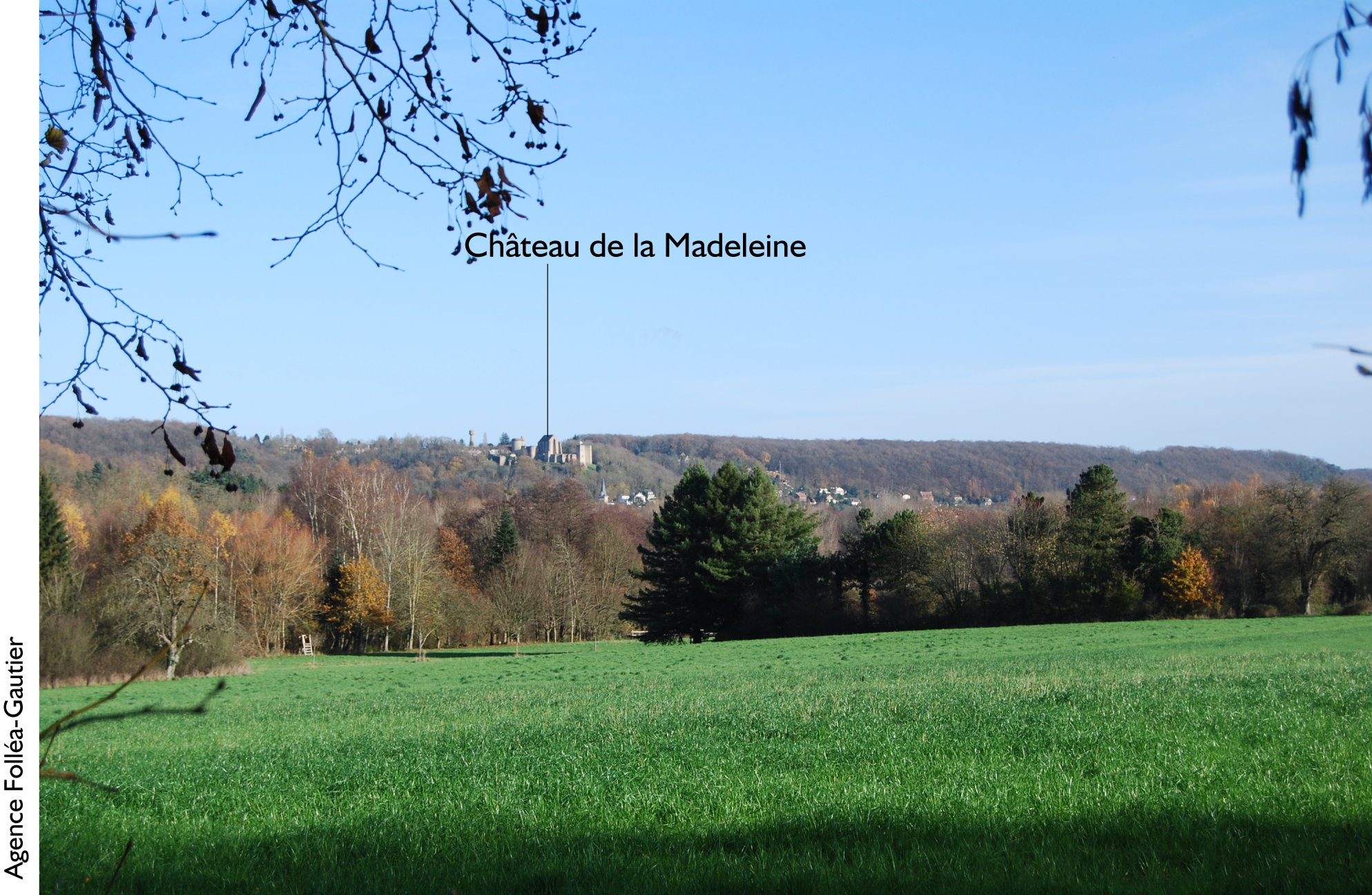 Le long linéaire de coteau boisé dominant la vallée de l’Yvette, magnifié par le château de la Madeleine (Chevreuse)