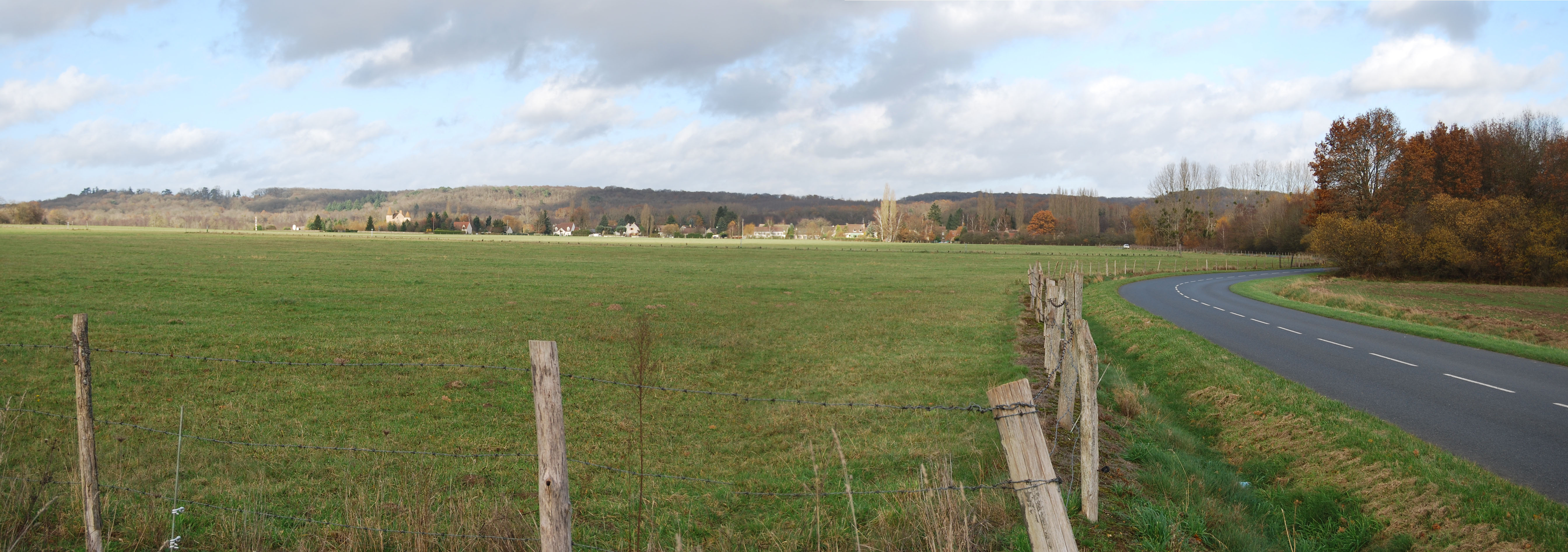 La clairière de Bullion, bordée à l’horizon par les coteaux boisés du ruisseau de la Celle. La plupart des villages s’organisent en clairières ouvertes autour du bourg à la faveur d’une petite vallée creusée par un ruisseau