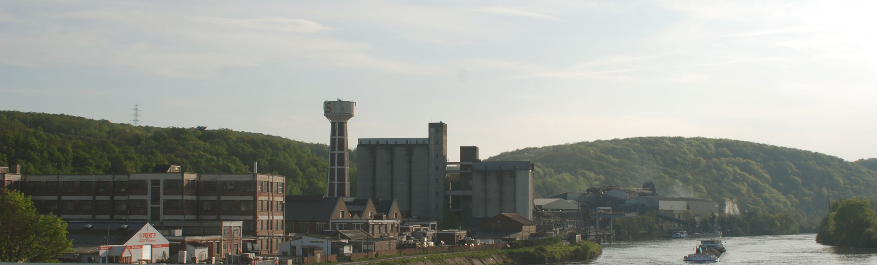 Dans son parcours à travers les Yvelines, la Seine voit ses rives ponctuées de monumentales implantations industrielles, qui contrastent puissamment avec l'environnement vert et arboré de la vallée. Ici l'aciérie de Bonnières-sur-Seine, vue depuis le pont de franchissement du fleuve