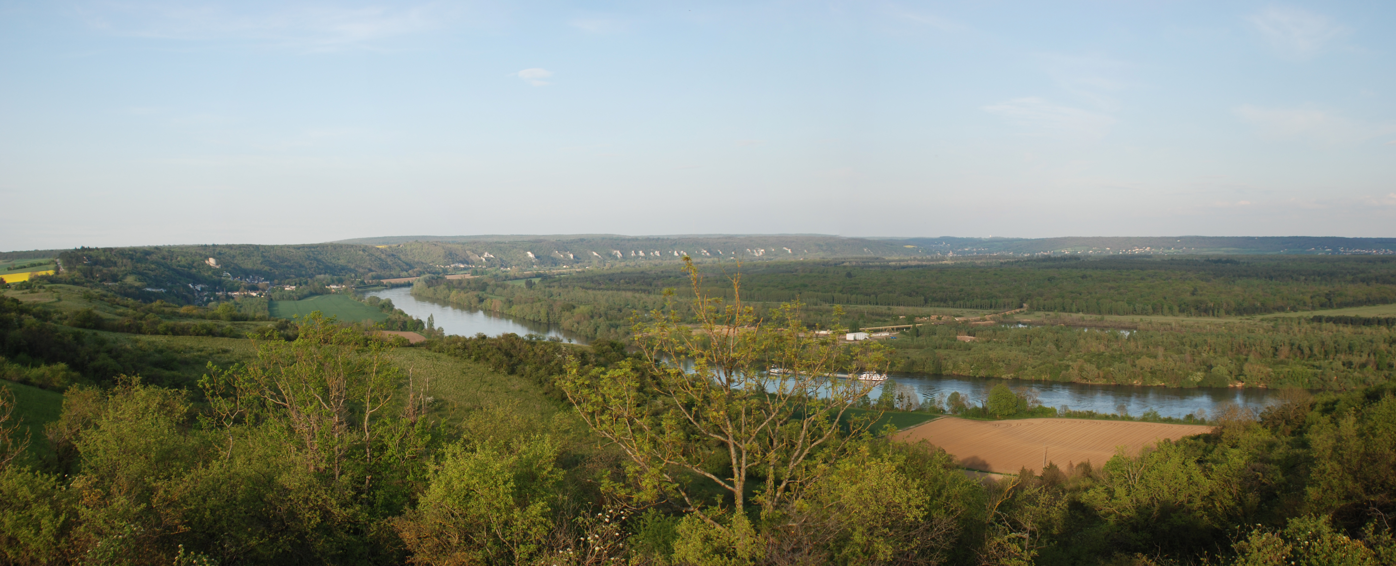 A travers le département, la Seine sinue en boucles amples, qui dessinent des paysages magnifiques, véritablement 