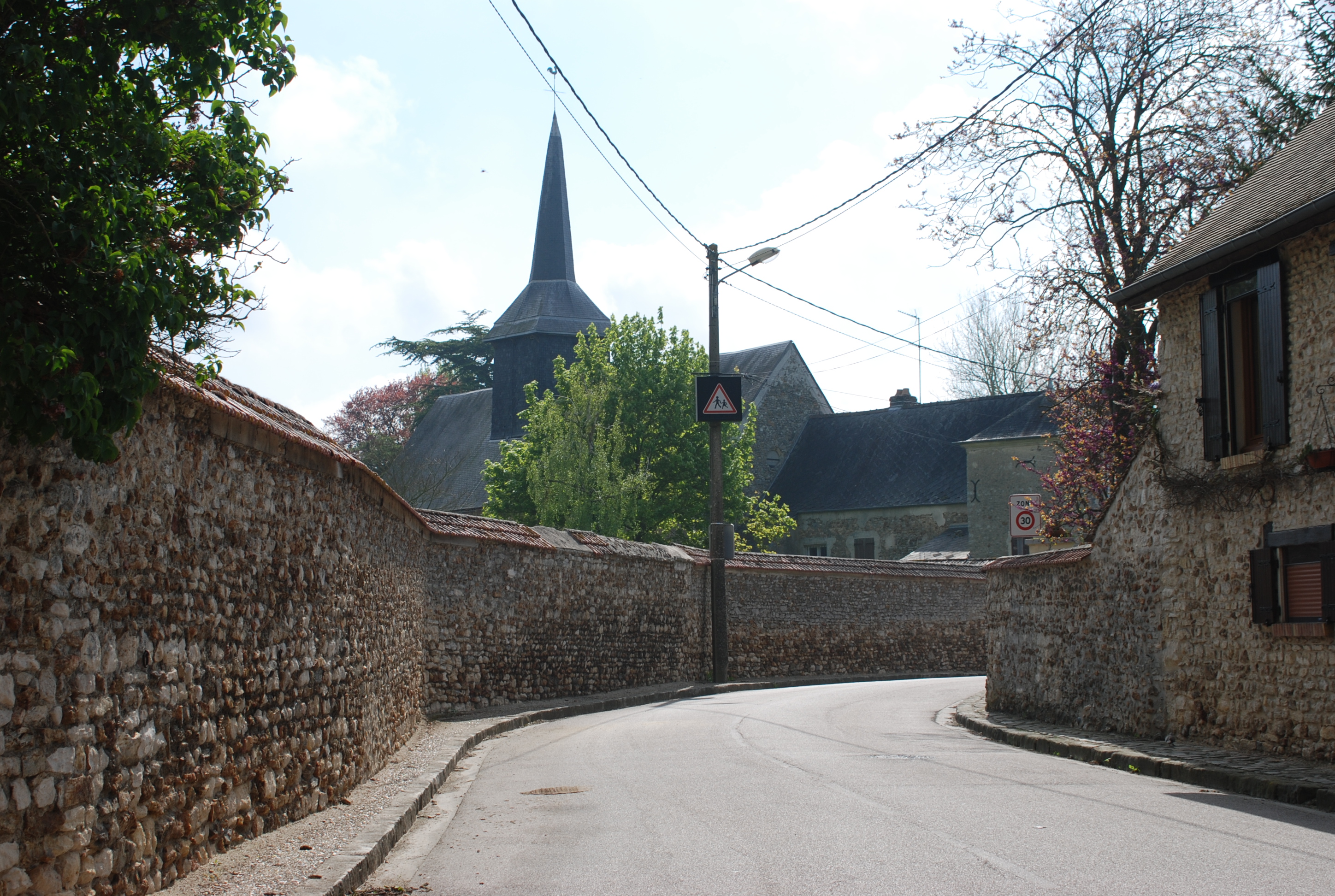 Des linéaires de murs de grande qualité, qui unifient l’urbanisme des villages et concourt à leur qualité. Ici à Cravent
