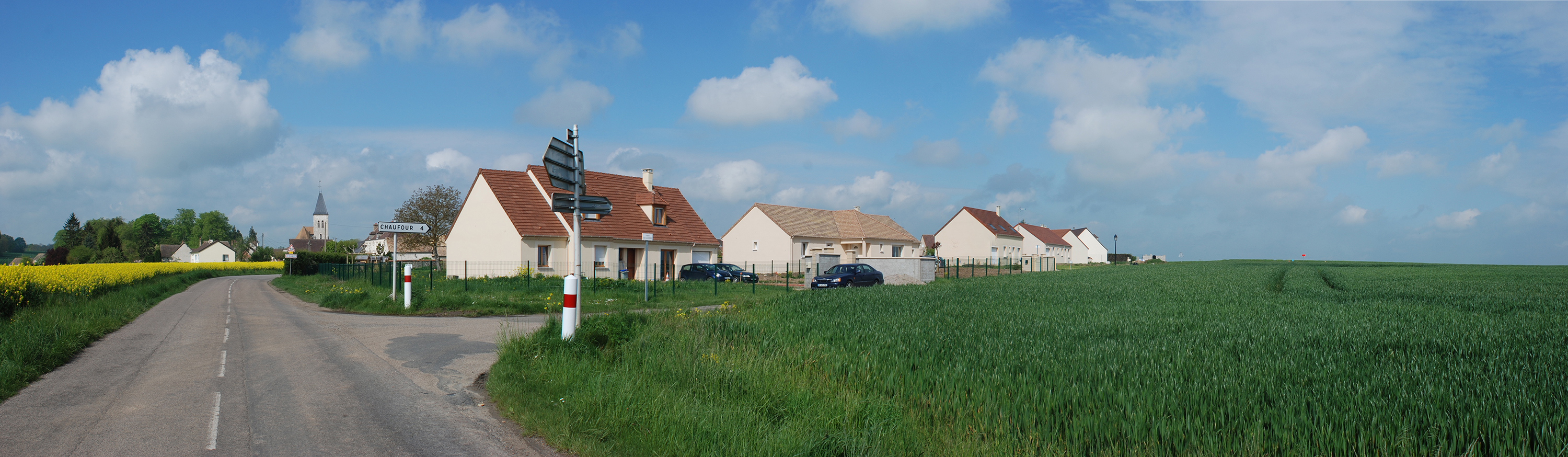 Les extensions d’urbanisation récentes, sensibles dans le paysage ouvert du Mantois, notamment du fait de la disparition des ceintures végétales des villages. Ici à Lommoye