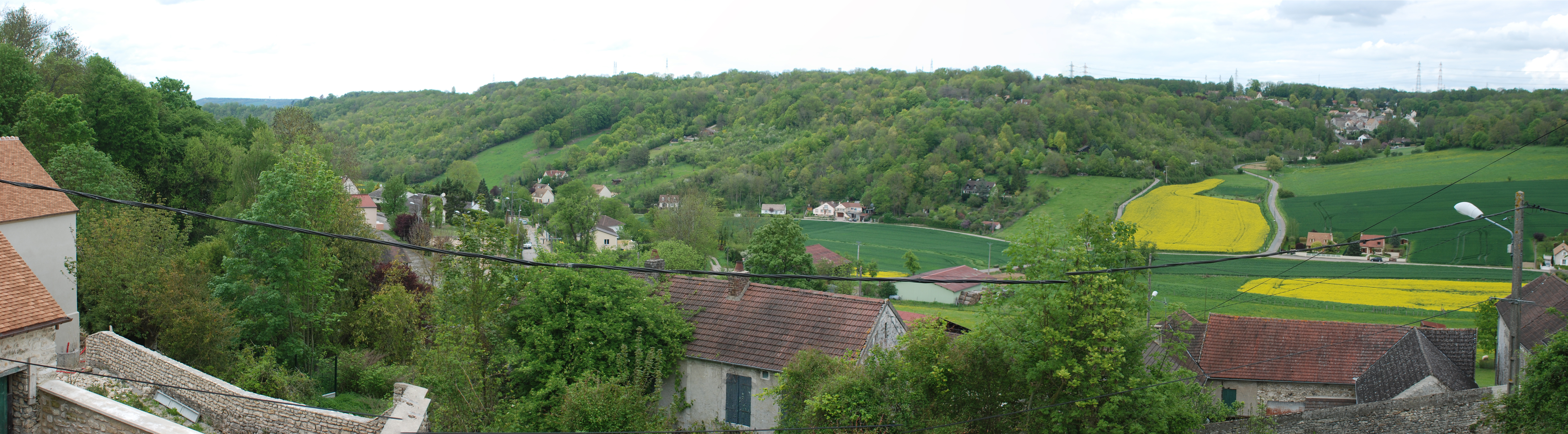 Le vallon du ru de Senneville, surprenant paysage dans les coulisses du plateau du Mantois et de la vallée de la Seine, avec ses pentes raides aujourd’hui emboisées et en partie urbanisées