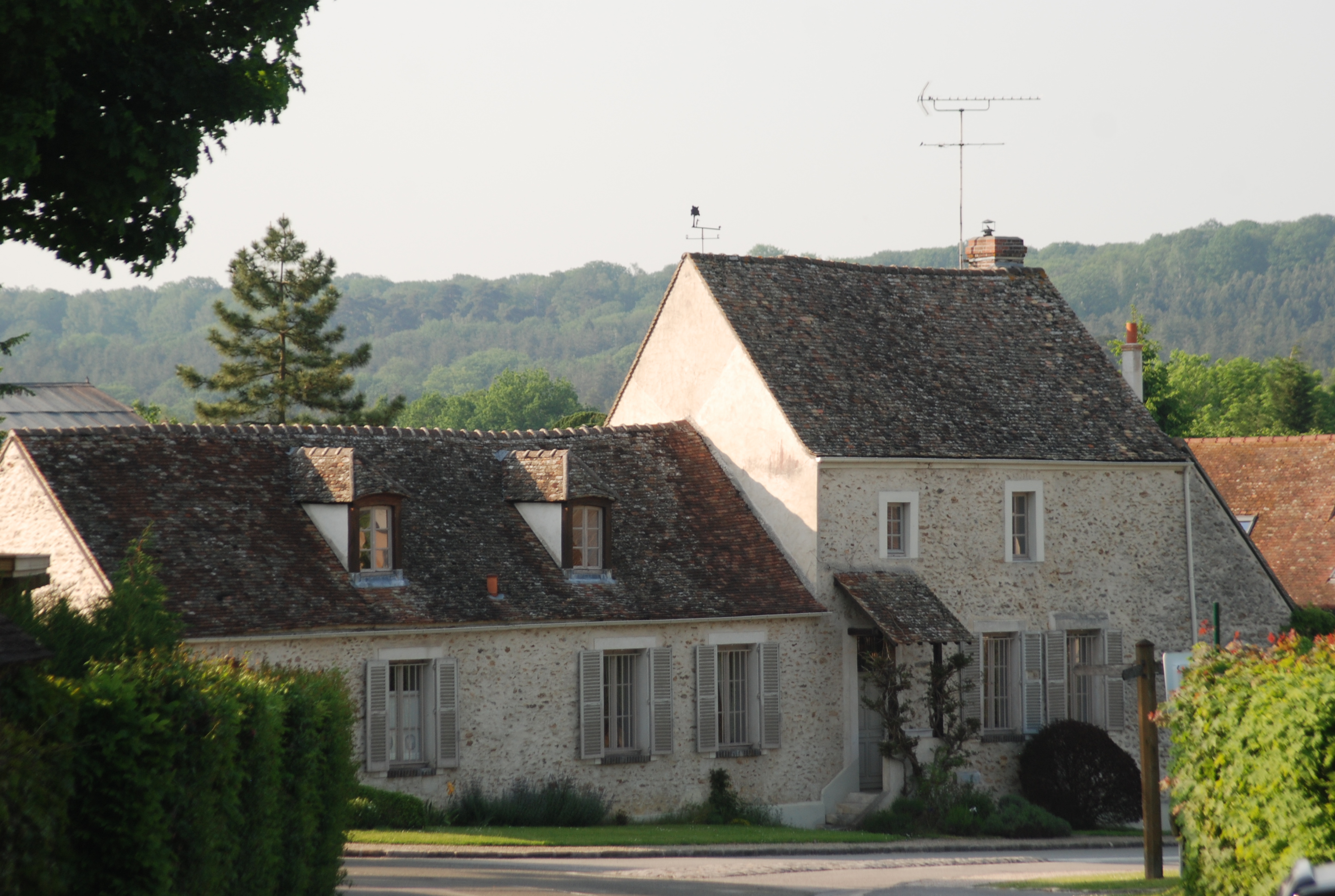 Exemple de bâti soigné à Gambaiseuil : volumes simples agencés, enduits à pierres vues et couleurs des huisseries harmonisées, tuiles plates