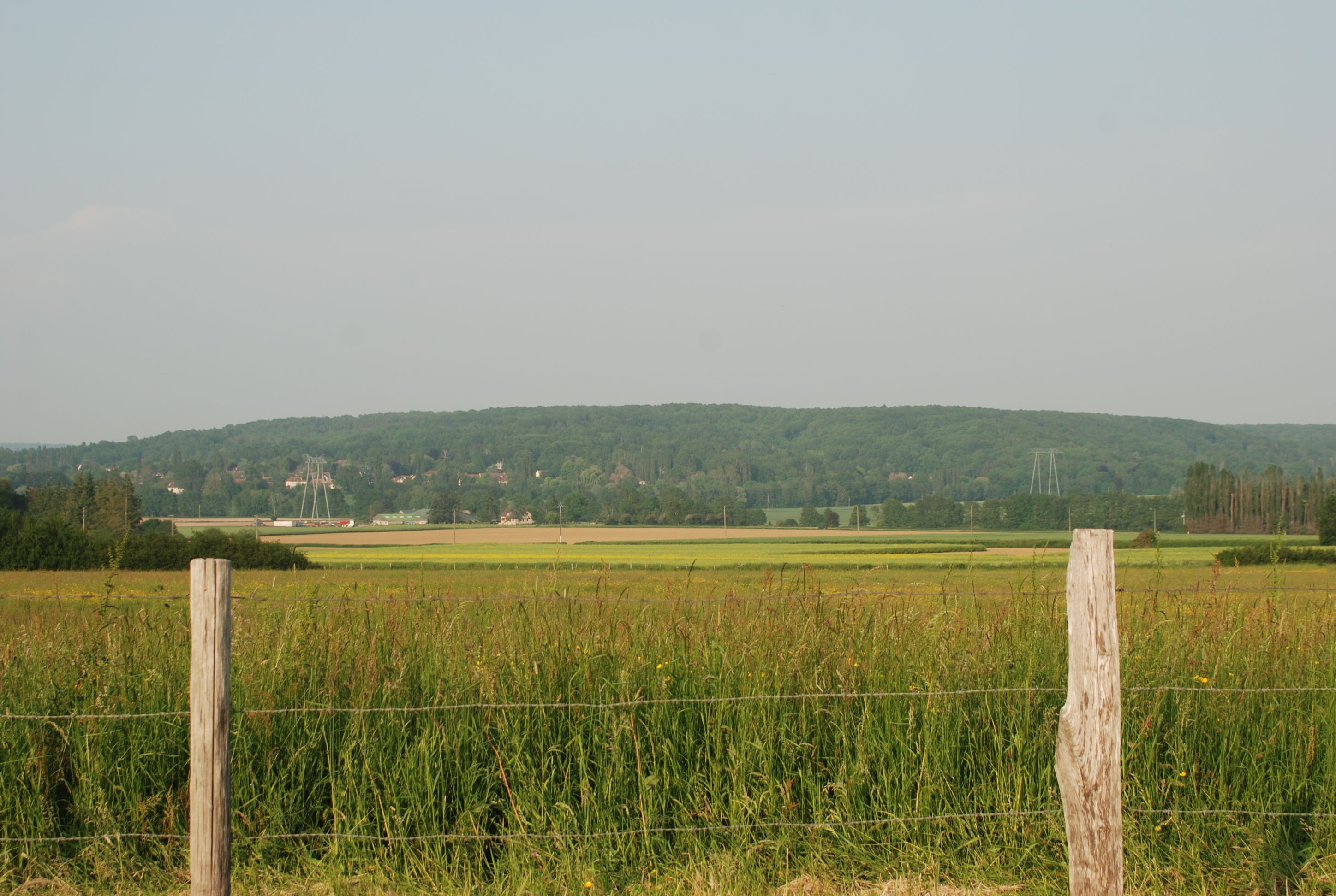 La butte du Tremblay-sur-Mauldre, animant les horizons de la plaine de Neauphle. Vue depuis les environs de Montfort-l’Amaury/Les Mesnuls