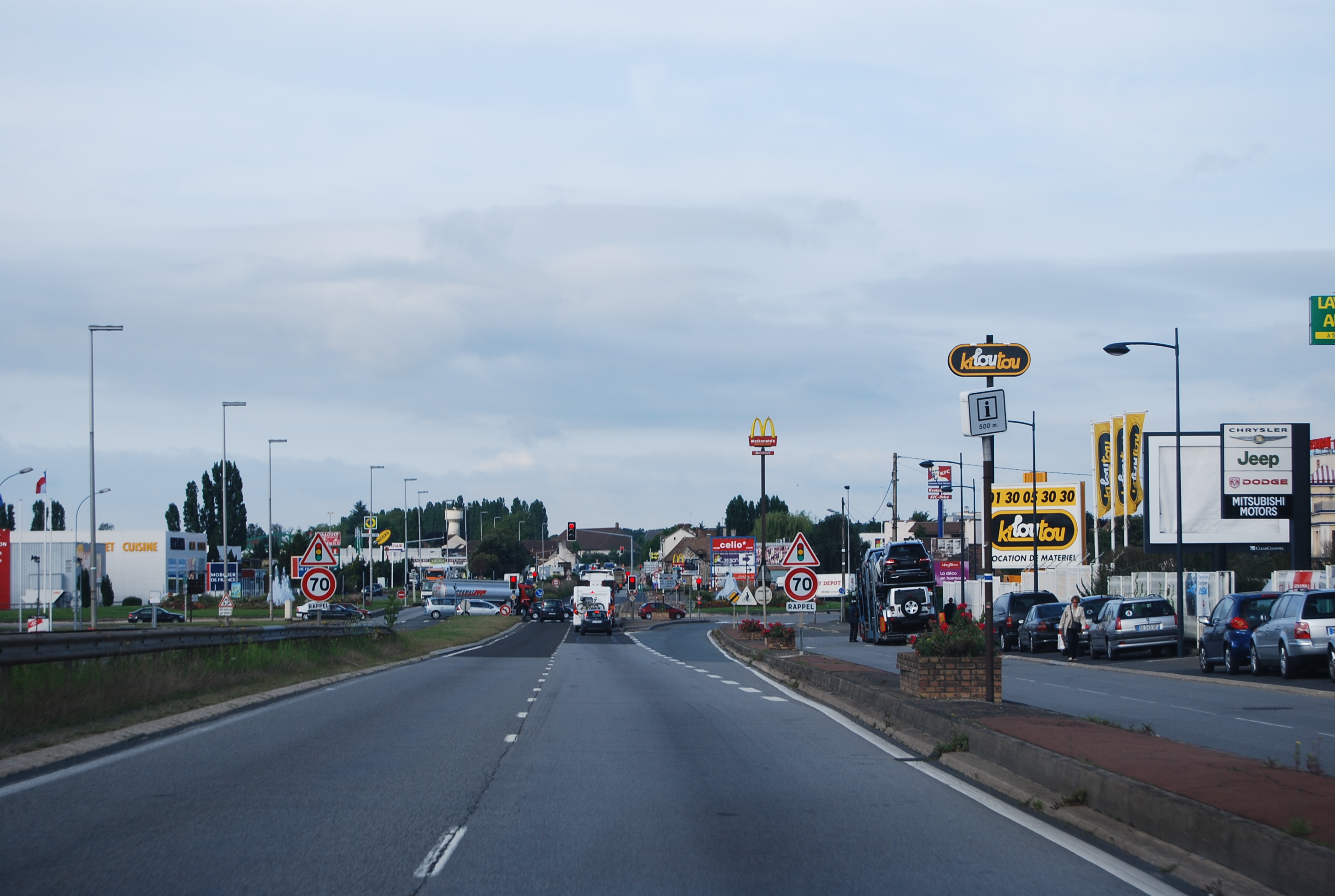 Activités commerciales autour de la RN 10 vers Coignières. Ce long linéaire d’urbanisation commerciale hétérogène constitue la porte d'entrée sud du département des Yvelines et contraste avec le paysage environnant