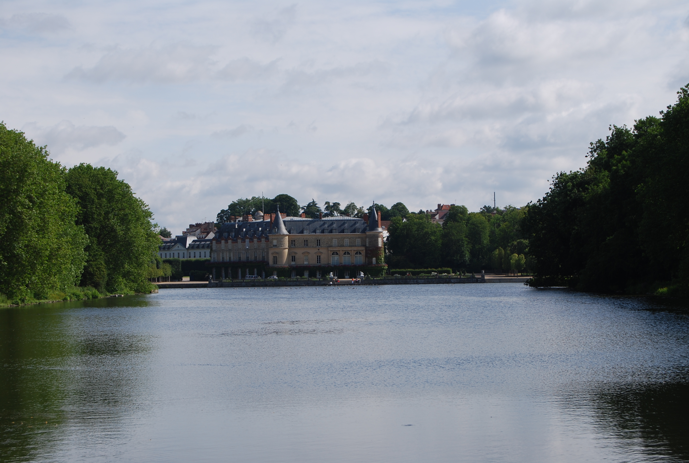 Le château de Rambouillet, à la croisée des perspectives d’eau qui organisent le parc