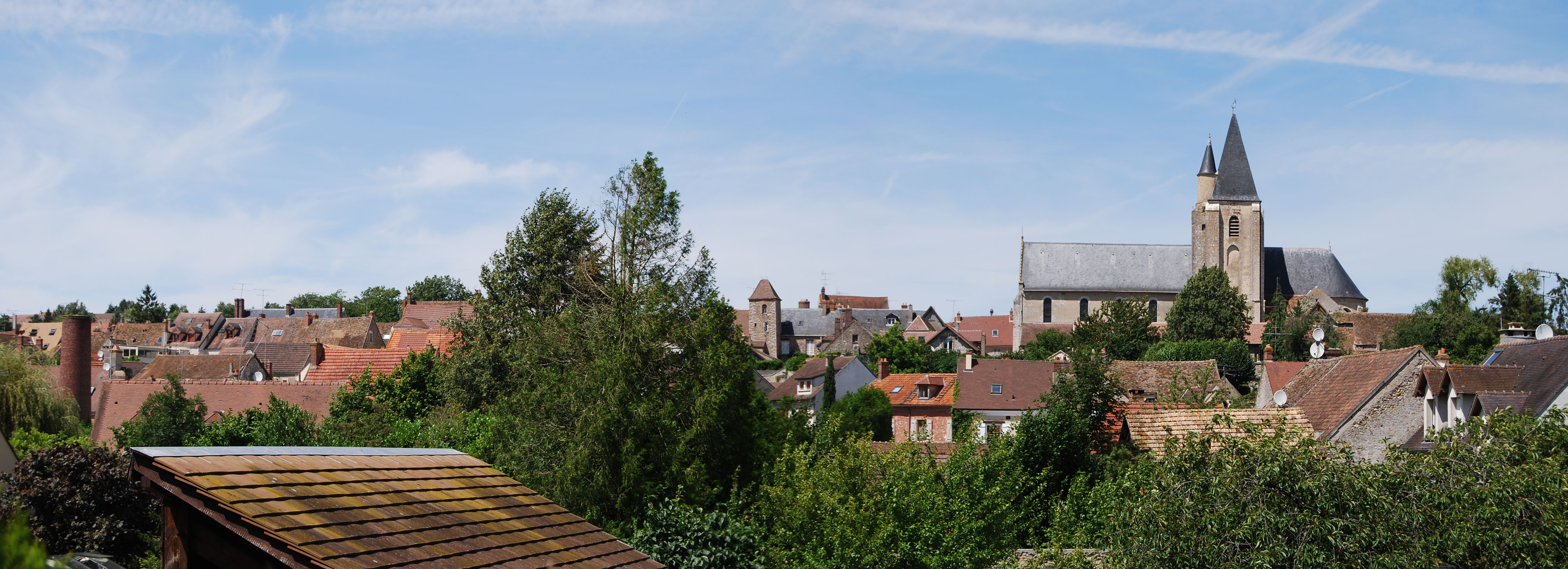 Saint-Arnoult-en-Yvelines, dont le cœur historique s’allonge autour de la route principale, parallèlement à la Rémarde