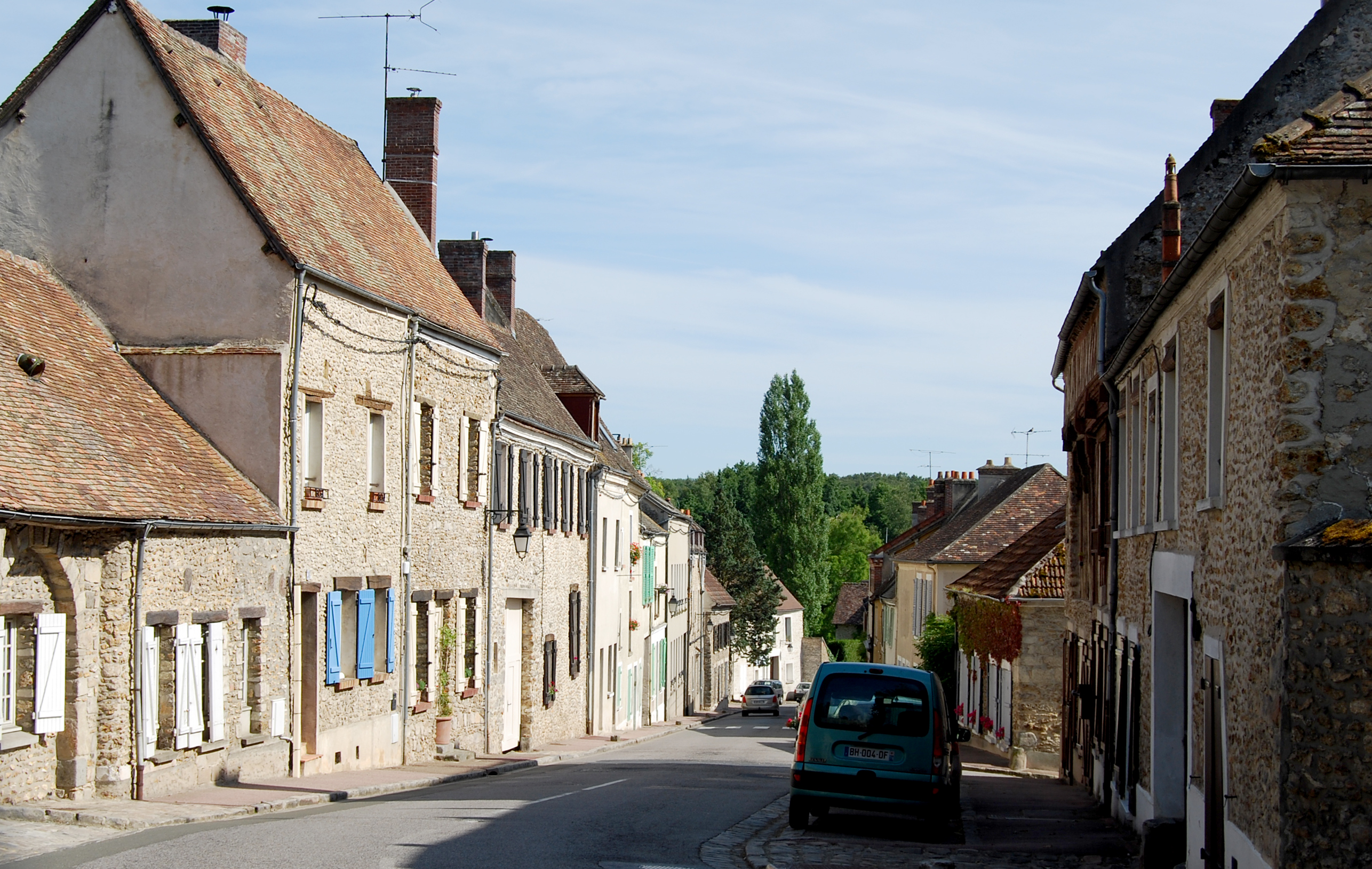 Étagement du bâti de Saint-Léger-en-Yvelines, tourné vers la Vesgre et la forêt (Grande Rue)