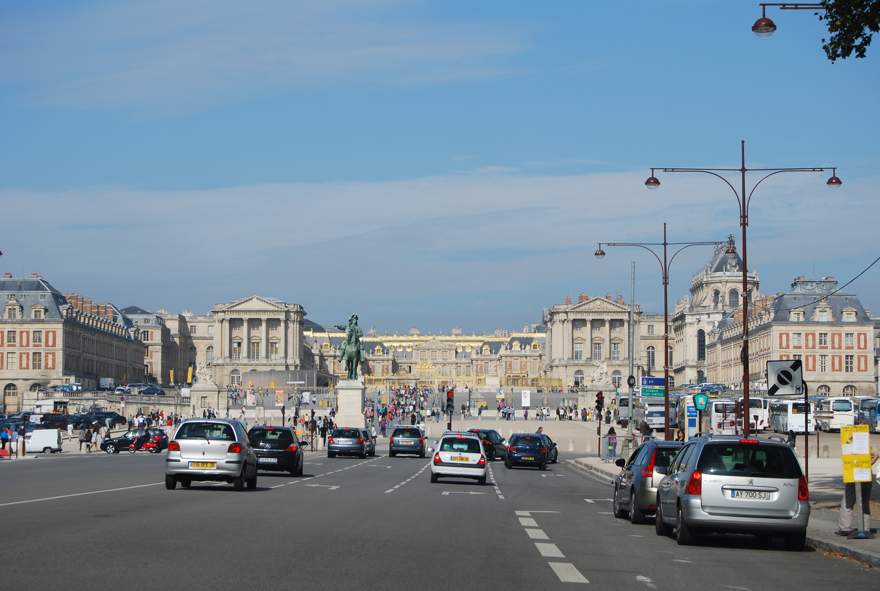 Le château de Versailles tel qu’il se découvre au bout de la perspective de l’avenue de Paris