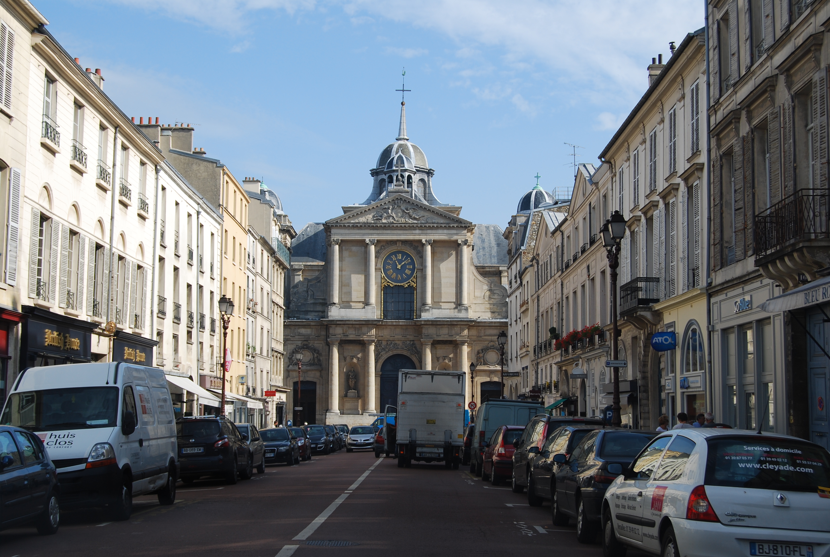 Une perspective caractéristique du Versailles baroque, avec la rue Hoche cadrant l’église Notre-Dame dans une mise en scène théâtrale de « pièce urbaine »