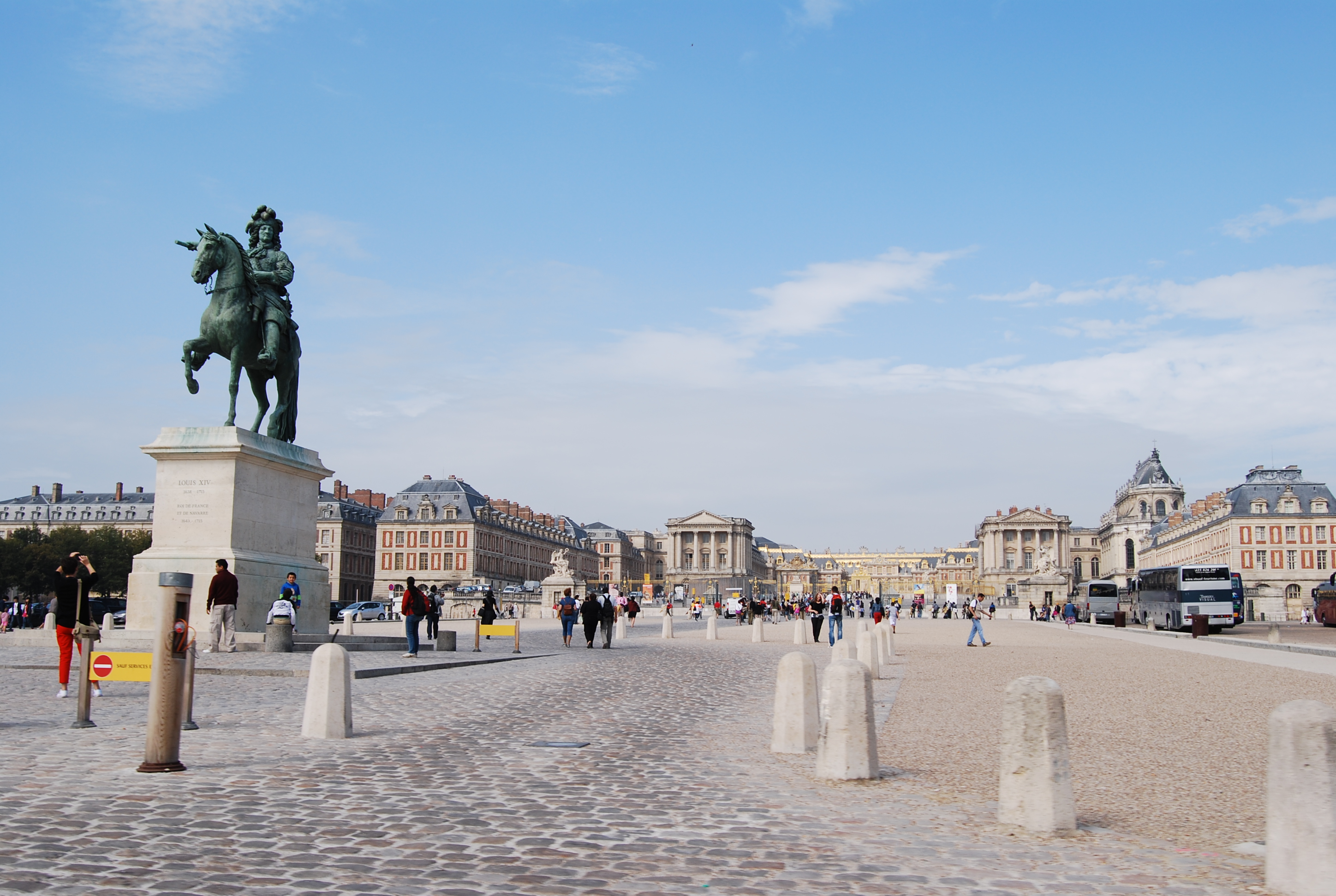 Le château de Versailles, dominant légèrement la ville par la Place d’armes en pente