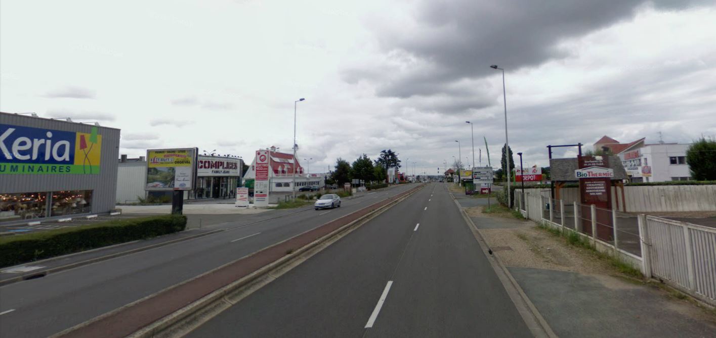 La zone commerciale des 40 Sous, allongée sur 2 km dans le val d'Orgeval le long de l'A13 et de la RD 113 : un paysage d'activités linéaire ordinaire, témoin de la pression du développement urbain